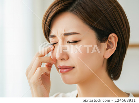 女人覺得眼睛不舒服 124568931