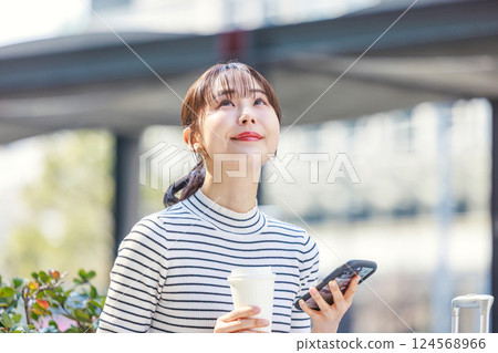 女人看著智慧型手機，開會 124568966