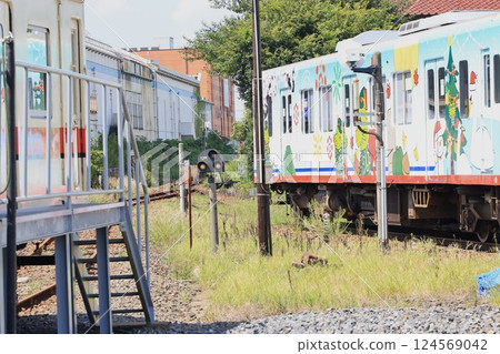 A Kanto Railway train leaving Ryugasaki Station and heading towards Sanuki Station 124569042