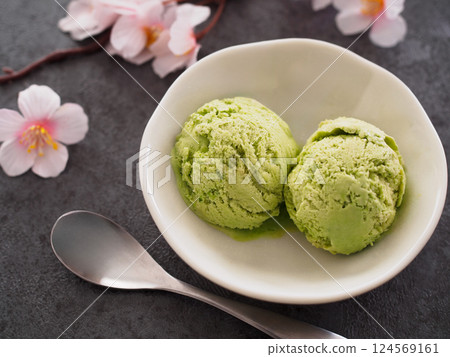 碗裡的抹茶冰淇淋和櫻花 124569161