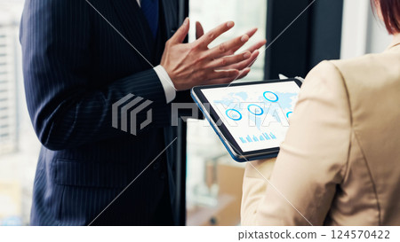 正在辦公室接受訪問的男性商務人士 正在辦公室接受訪問的男性商務人士 124570422