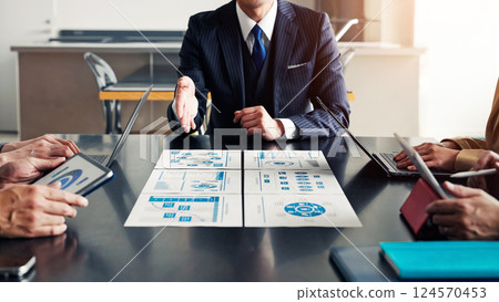 Group of business people meeting in office 124570453