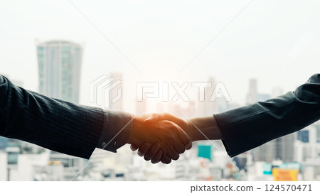一群商務人士與城市背景握手 一群商務人士與城市背景握手 124570471