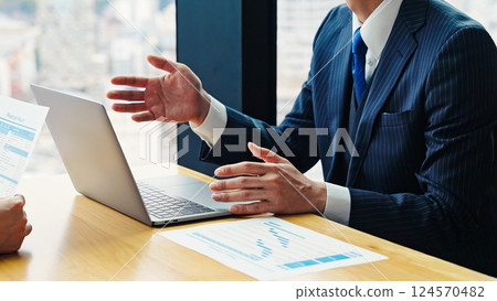 一群商務人士在辦公室開會,同時看著電腦螢幕 一群商務人士在辦公室開會,同時看著電腦螢幕 124570482