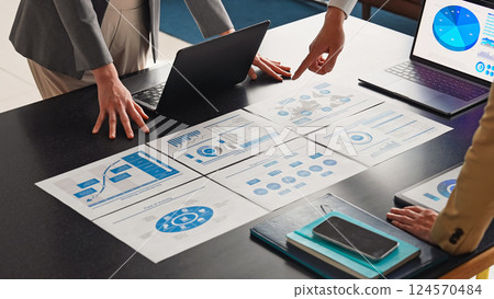 一群商務人士在辦公室開會 124570484