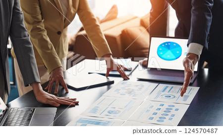 Group of business people meeting in office Group of business people meeting in office 124570487