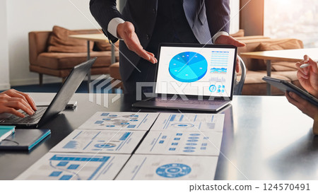 一群商務人士在辦公室開會 124570491