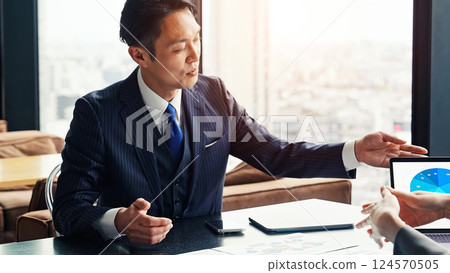 Group of business people meeting in an office Group of business people meeting in an office 124570505
