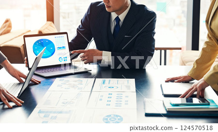 Group of business people meeting in office 124570518
