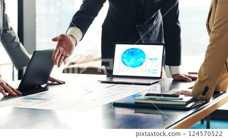 一群商務人士在辦公室開會 一群商務人士在辦公室開會 124570522