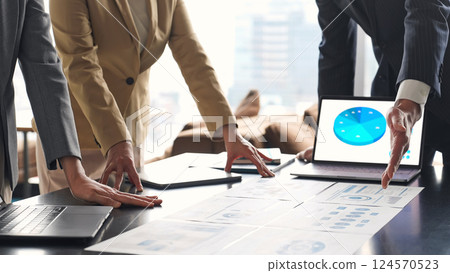 一群商務人士在辦公室開會 124570523