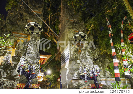 峇裡島烏布寺的夜景，其大門和雕像均有裂縫 124570725