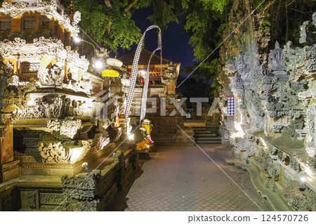 峇裡島烏布寺的夜景 124570726