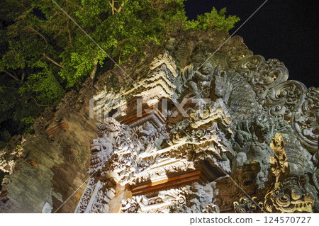峇裡島烏布寺的夜景 124570727