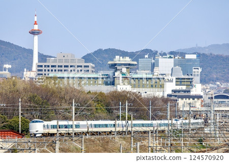 以京都塔為背景的287系橋立/舞鶴特快列車 以京都塔為背景的287系橋立/舞鶴特快列車 124570920