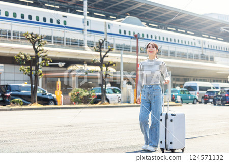A woman traveling and a bullet train 124571132