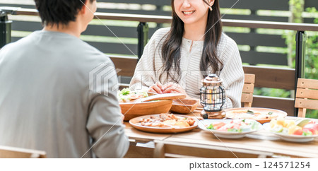 情侶在木甲板、露台座位和陽台座位上用餐（glamping/bellamp） 124571254