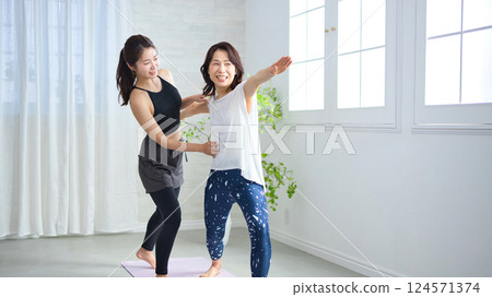中年婦女正接受瑜珈教練的指導 124571374