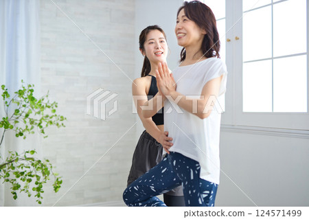 中年婦女正接受瑜珈教練的指導 124571499