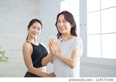 中年婦女正接受瑜珈教練的指導 124571500