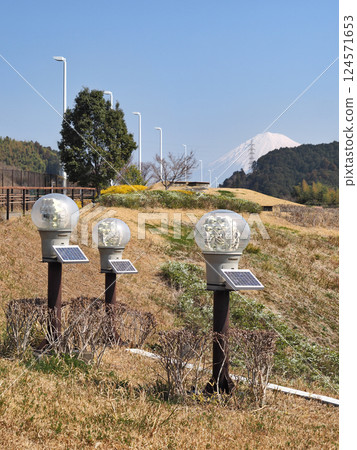 Solar lighting system (Shimizu PA, Shin-Tomei Expressway) 124571653