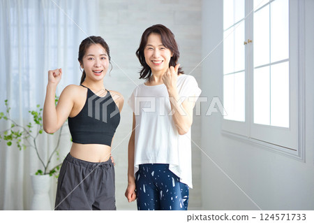 兩名身穿瑜珈服的女子正在揮拳 124571733