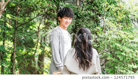 來賓館或別墅度假的夫婦和已婚夫婦 來賓館或別墅度假的夫婦和已婚夫婦 124571795