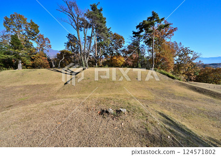View of the enclosure of "Shinpu Castle" in Kai, Yamanashi 124571802