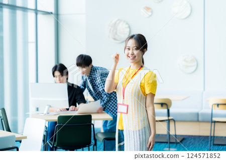 在辦公室工作的女商人 124571852