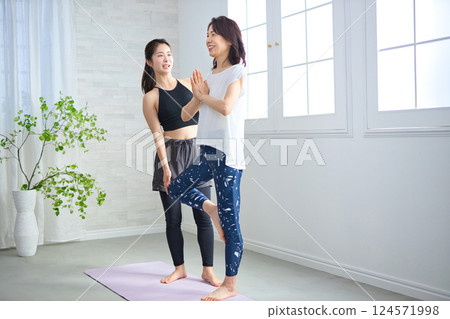 中年婦女正接受瑜珈教練的指導 124571998