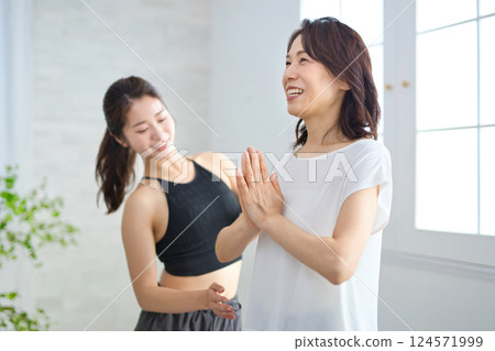 中年婦女正接受瑜珈教練的指導 124571999