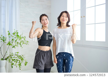 兩名身穿瑜珈服的女子正在揮拳 124572013