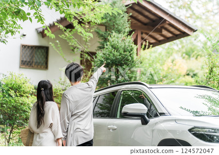 A couple who came to a guesthouse by car on a trip A couple who came to a guesthouse by car on a trip 124572047