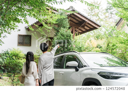 一對夫婦在旅行中開車來到膳宿公寓/小屋 124572048
