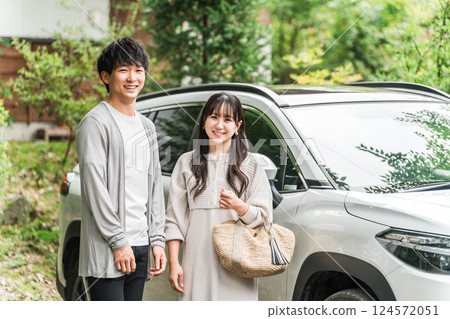 一對夫婦在旅行中開車來到膳宿公寓/小屋 一對夫婦在旅行中開車來到膳宿公寓/小屋 124572051