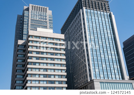 看摩天大樓的辦公室鎮的風景 124572145