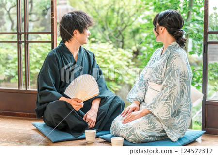 穿著浴衣的亞洲夫婦坐在日本房子的門廊上 124572312