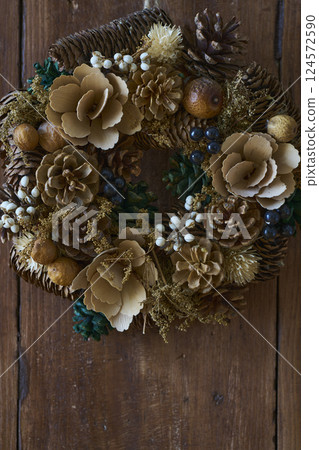 Christmas wreath on an antique wooden wall 124572590