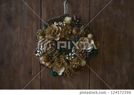 古色古香的木牆上的聖誕花環 古色古香的木牆上的聖誕花環 124572599