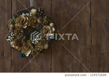 古色古香的木牆上的聖誕花環 古色古香的木牆上的聖誕花環 124572600