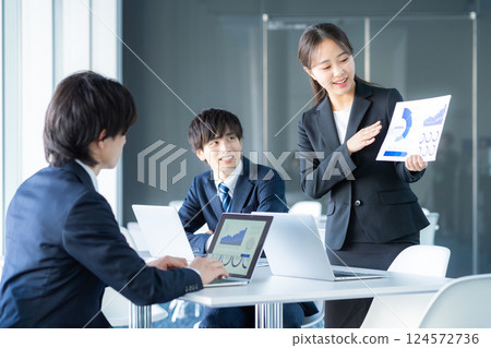 Young businessman to discuss Young businessman to discuss 124572736