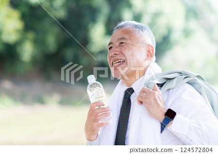 一名男子在炎熱天氣外出 一名男子在炎熱天氣外出 124572804