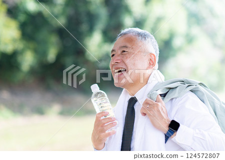 A man going out in the heat 124572807