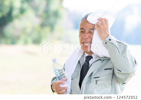 a hot day 124572852
