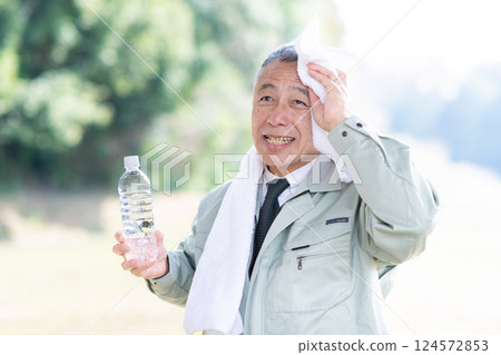 炎熱的一天 124572853