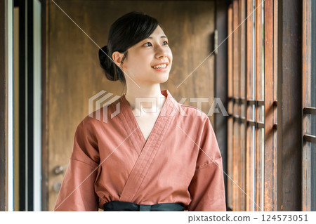 在老字號溫泉旅館、高級旅館、旅館工作的中井小姐和女房東 在老字號溫泉旅館、高級旅館、旅館工作的中井小姐和女房東 124573051