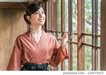 在老字號溫泉旅館、高級旅館、旅館工作的中井小姐和女房東 在老字號溫泉旅館、高級旅館、旅館工作的中井小姐和女房東 124573053