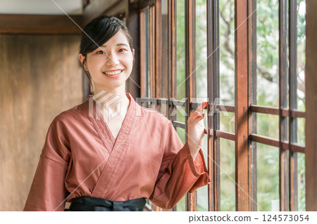 在老字號溫泉旅館、高級旅館、旅館工作的中井小姐和女房東 在老字號溫泉旅館、高級旅館、旅館工作的中井小姐和女房東 124573054