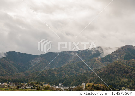 [若狹附近雲霧繚繞的山脈] 124573507