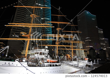 港未來燈火通明的日本丸 124574013
